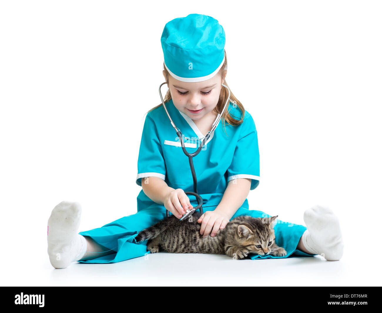 Enfant girl playing doctor avec cat kitten Banque D'Images