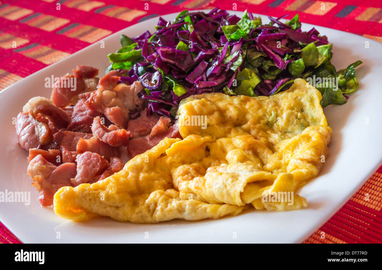 Le petit-déjeuner avec du jambon et de la salade, omelete Banque D'Images