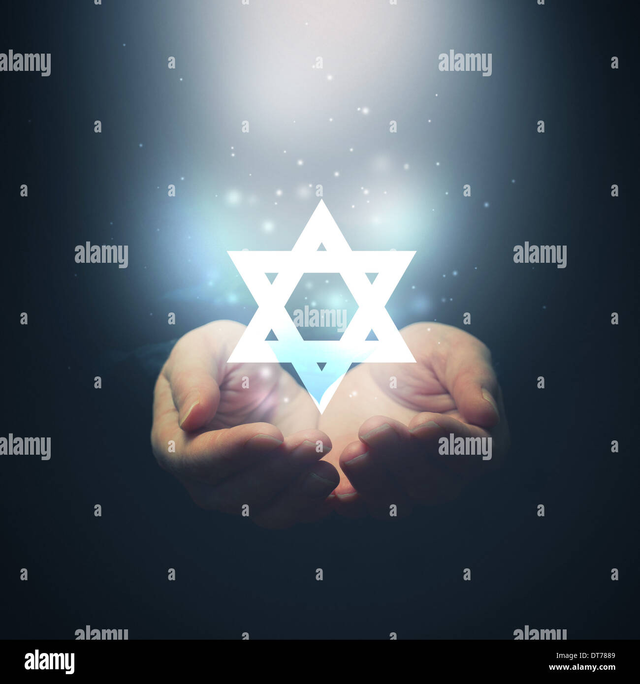 Les mains de l'ouverture à la lumière et l'étoile de David. La religion juive Banque D'Images