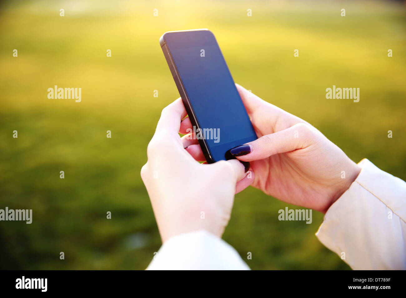 Libre de droit d'un smartphone à l'aide des mains des femmes Banque D'Images