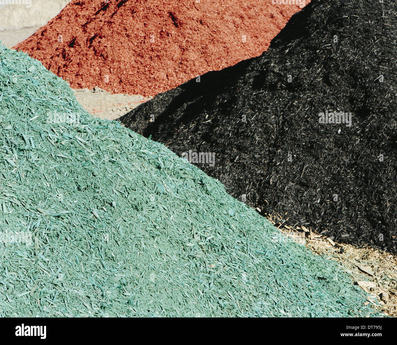 Des piles de multi-couleur écorce copeaux de bois utilisés pour l'aménagement paysager, près de Quincy Banque D'Images