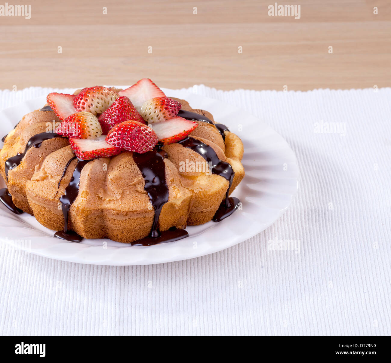 Des gâteaux au chocolat et fraise avec garniture Banque D'Images