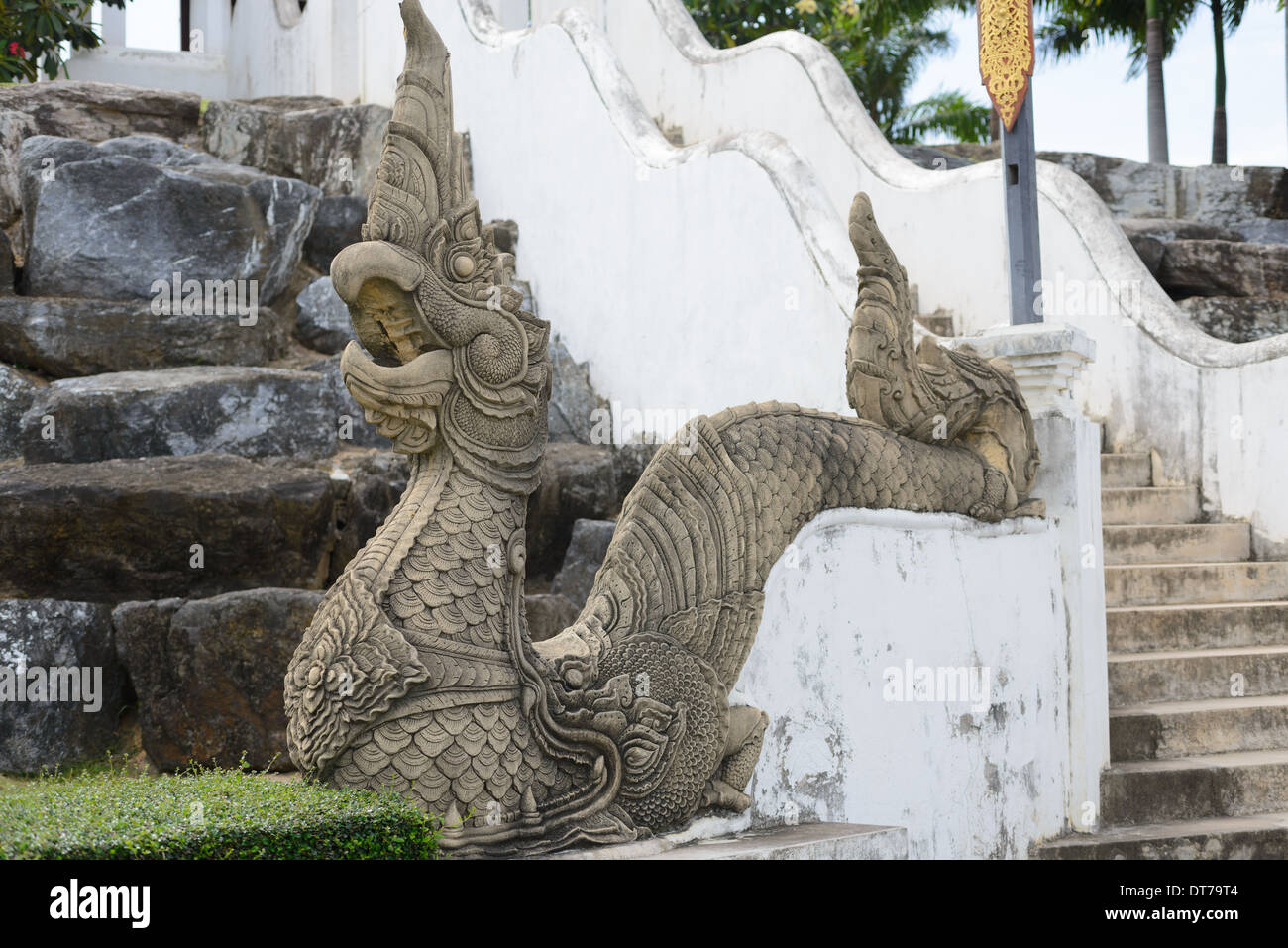 Un serpent sculpture au Jardin Tropical de Nong Nooch, Thaïlande Banque D'Images