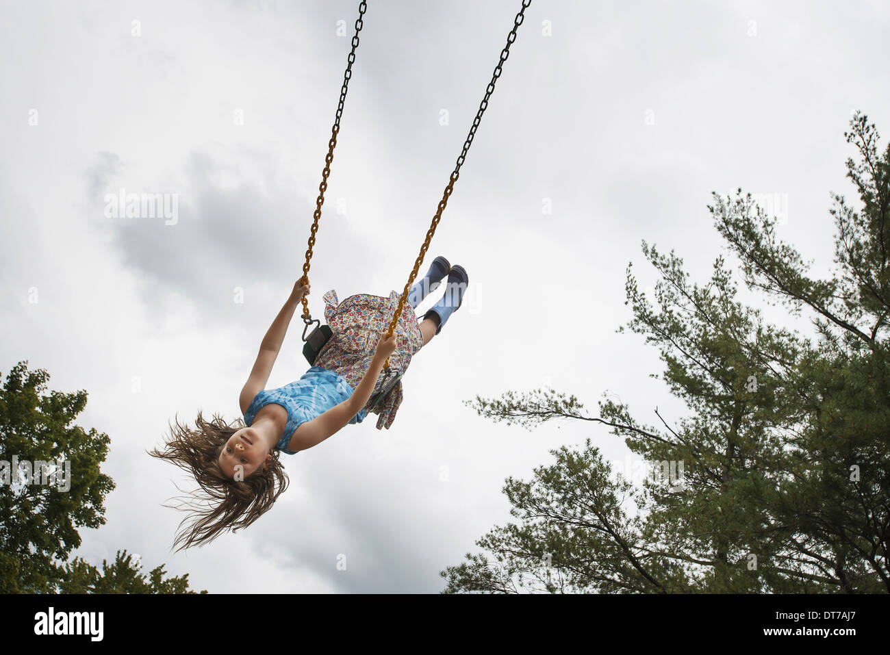 Une fille sur une balançoire de corde dans l'air haut Woodstock New York USA USA Banque D'Images