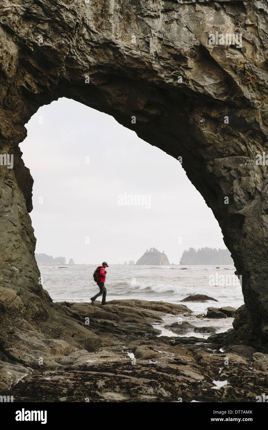 Homme randonnée sur la plage de Trou-dans-la-Roche sur plage Rialto Rialto Beach Calallam County Washington USA USA Banque D'Images