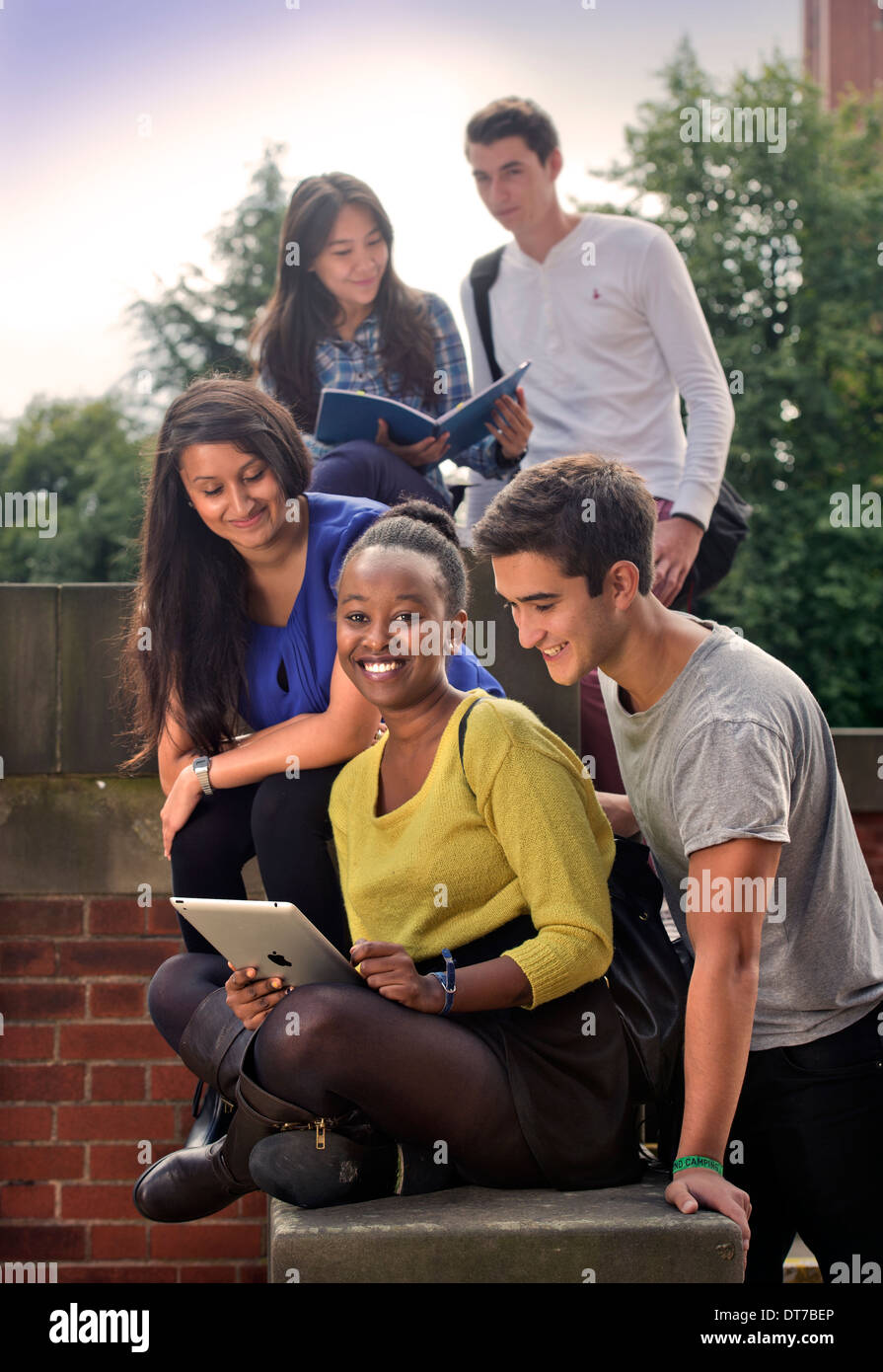 Les étudiants de l'Université de Birmingham, avec l Joseph Chamberlain Memorial Clock Tower UK Banque D'Images