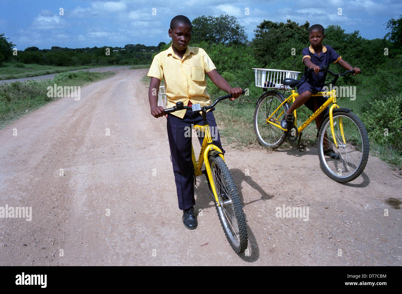 Les élèves de l'école sur les bicyclettes fournies par un projet pour aider les élèves des écoles rurales aux frais de scolarité et de transport, de développement. Banque D'Images