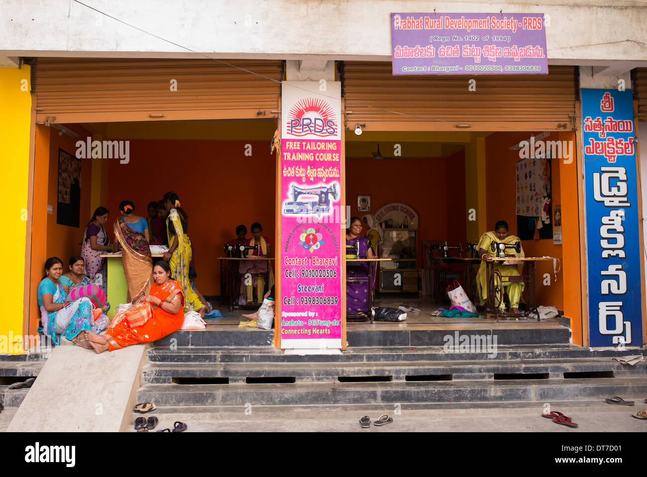 Les femmes indiennes gratuitement centre d'apprentissage. Programme de développement rural pour apprendre la couture et l'artisanat. Puttaparthi Andhra Pradesh, Inde Banque D'Images