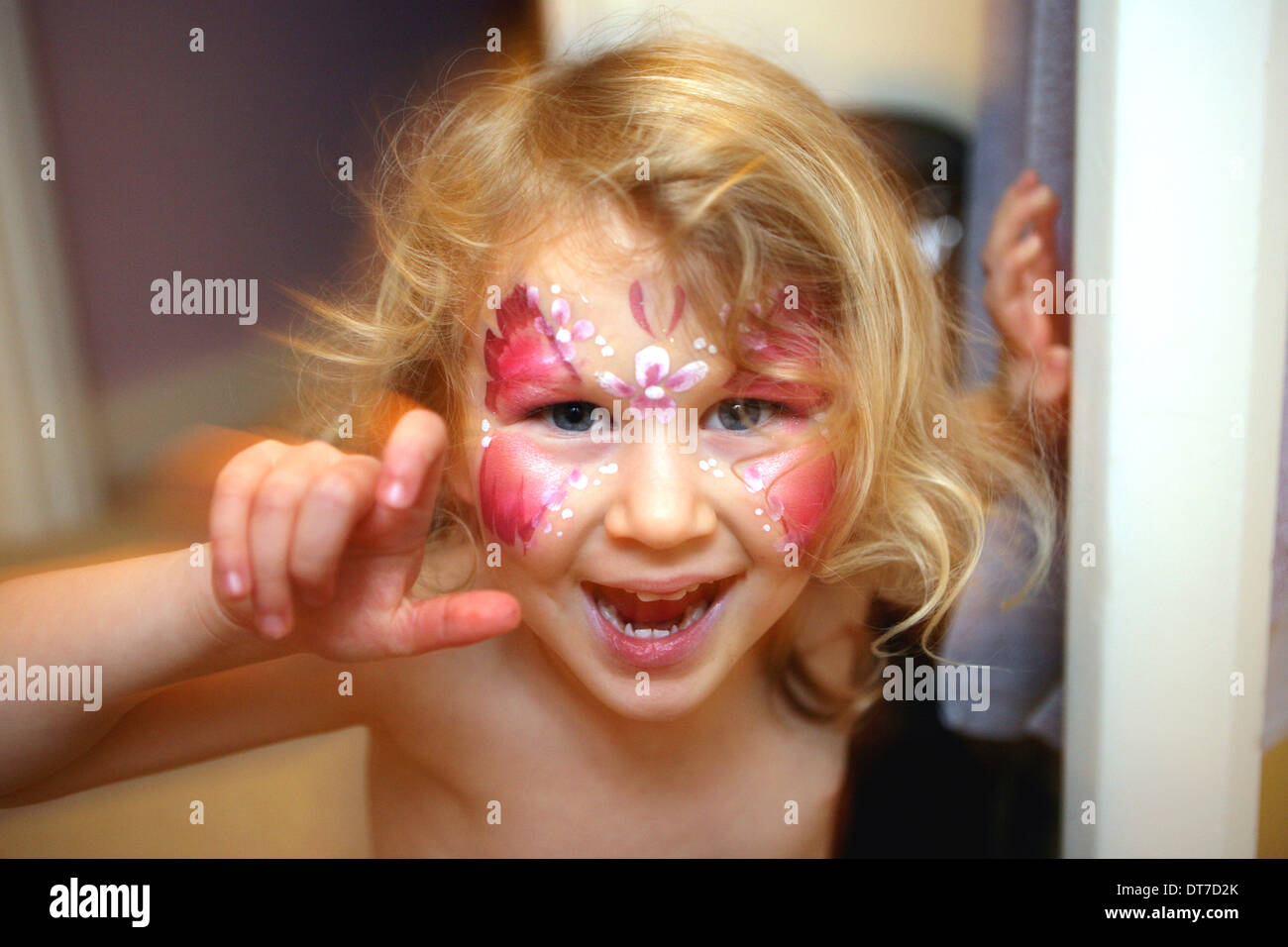 Visage peint- jeune fille ressemble à l'appareil photo. Banque D'Images
