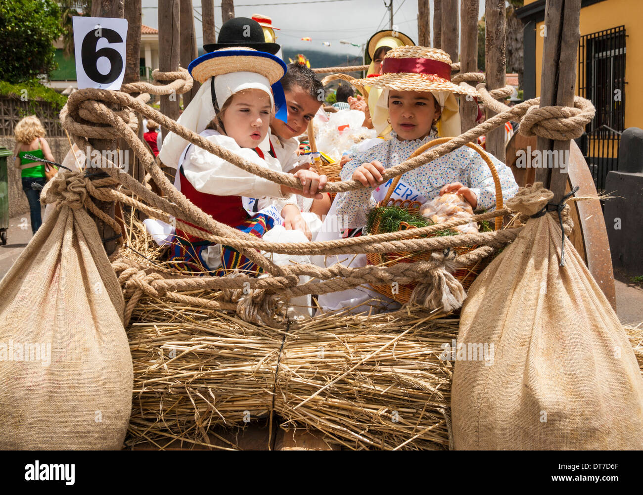 Les enfants en costume traditionnel de Fiesta del Pino in Firgas, Gran Canaria, Îles Canaries, Espagne Banque D'Images