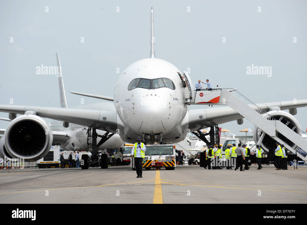 Singapour. Feb 11, 2014. Photo prise le 11 février 2014 montre un Airbus A350XWB gros porteurs au cours de l'aéronautique de Singapour Changi de Singapour s'est tenue au centre d'exposition. Les 6 jours Singapore Airshow ouvert ici mardi. Credit : Puis Chih Wey/Xinhua/Alamy Live News Banque D'Images