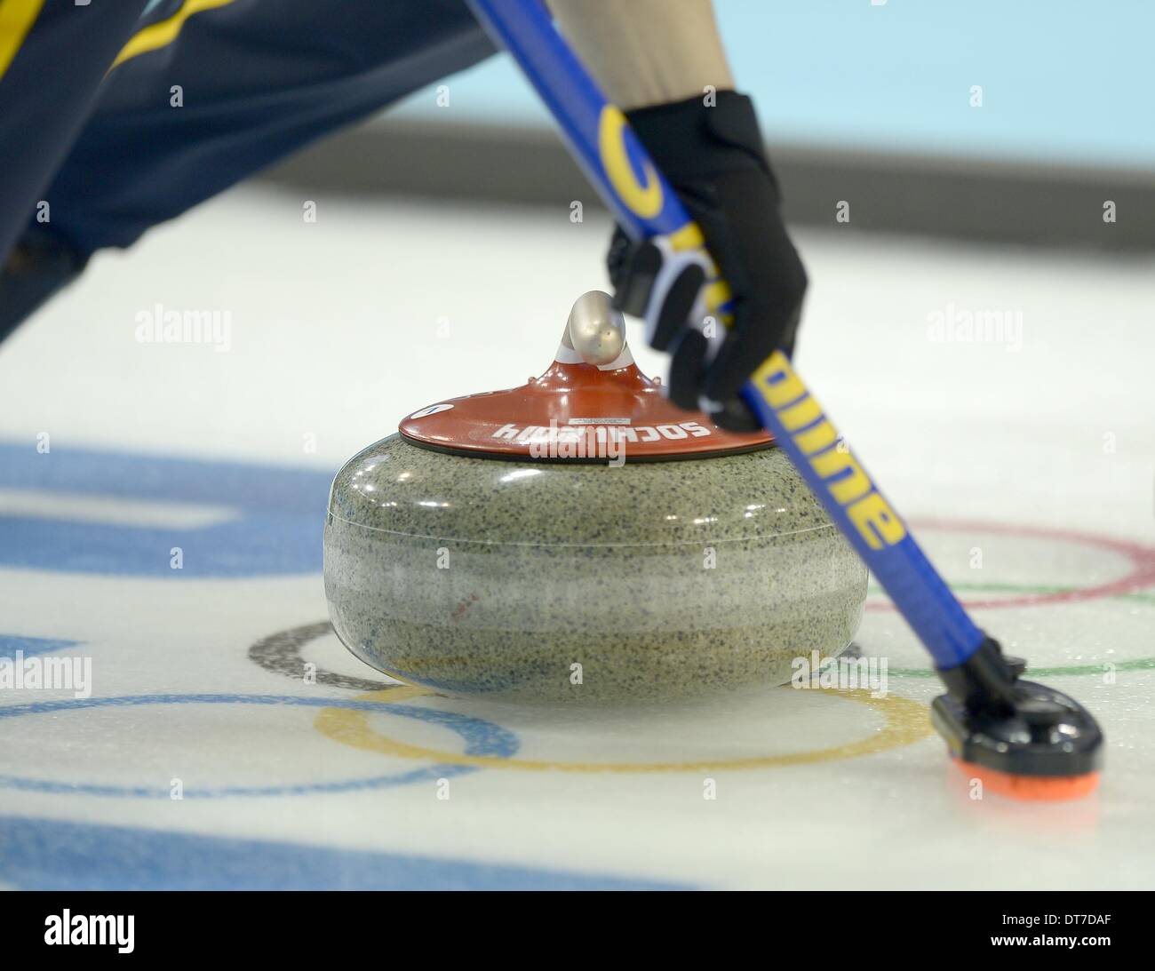 Sochi, Russie. 10 février 2014. La pierre de Sotchi 2014 et les anneaux olympiques. Mens Curling - centre de curling Ice Cube - Parc olympique - Sotchi - Russie - 10/02/2014 Credit : Sport en images/Alamy Live News Banque D'Images
