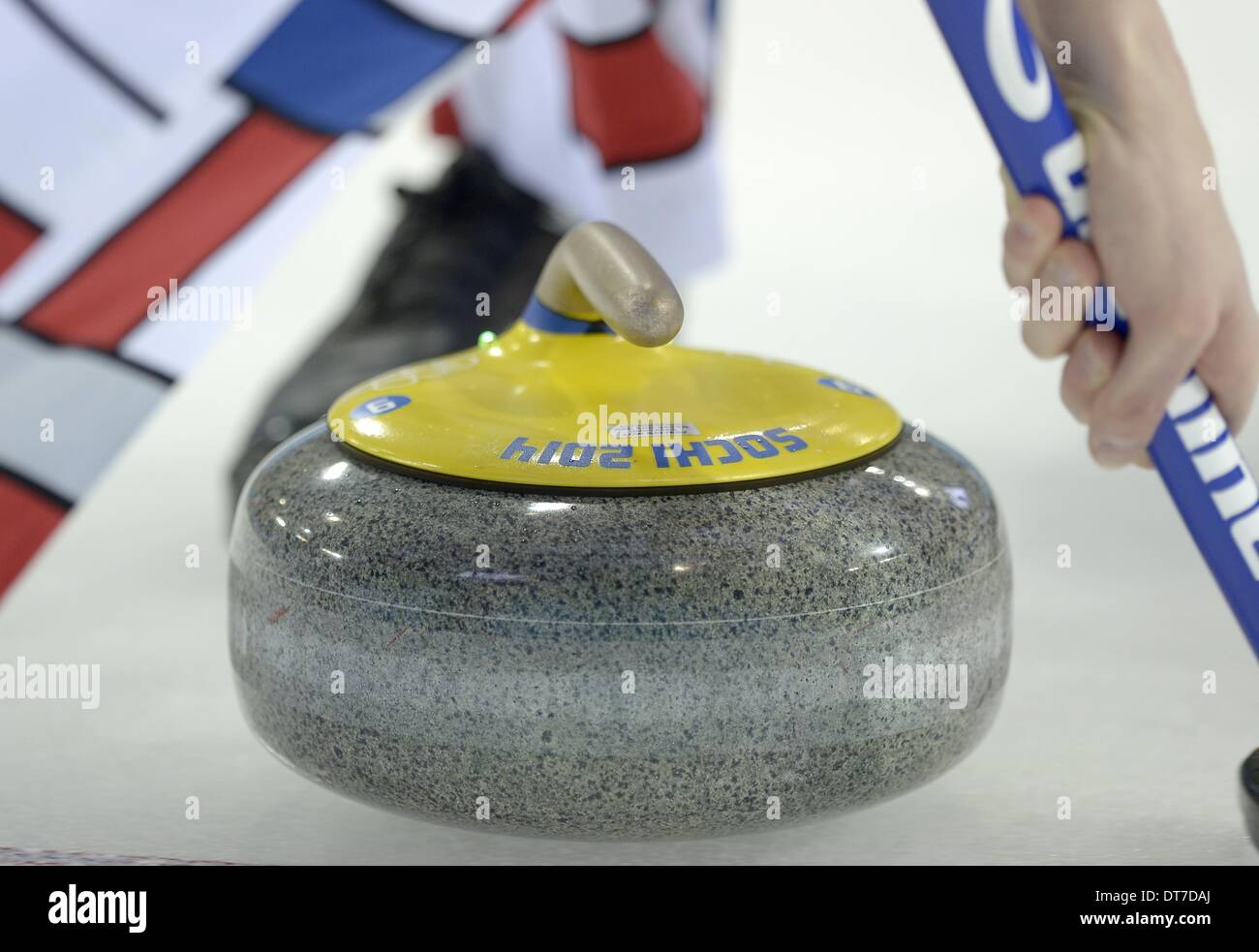 Sochi, Russie. 10 février 2014. La pierre de curling de 2014 à Sotchi. Mens Curling - centre de curling Ice Cube - Parc olympique - Sotchi - Russie - 10/02/2014 Credit : Sport en images/Alamy Live News Banque D'Images