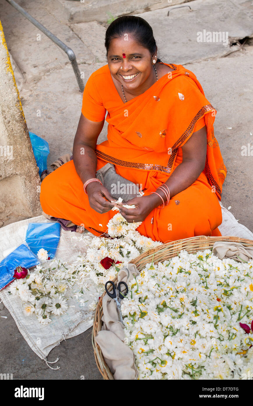 Smiling woman vente de fleurs dans une rue. Puttaparthi, Andhra Pradesh, Inde Banque D'Images