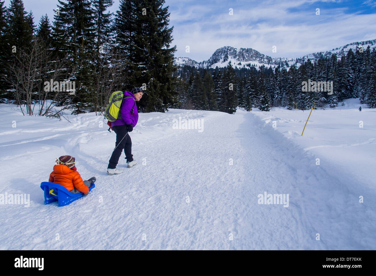 Père et fils dans la neige. Banque D'Images