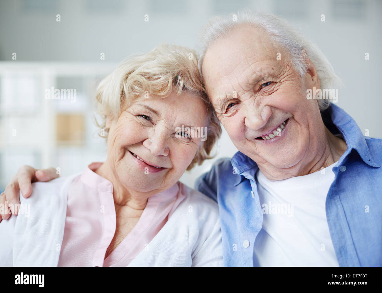 Portrait of senior couple looking at camera with smiles Banque D'Images