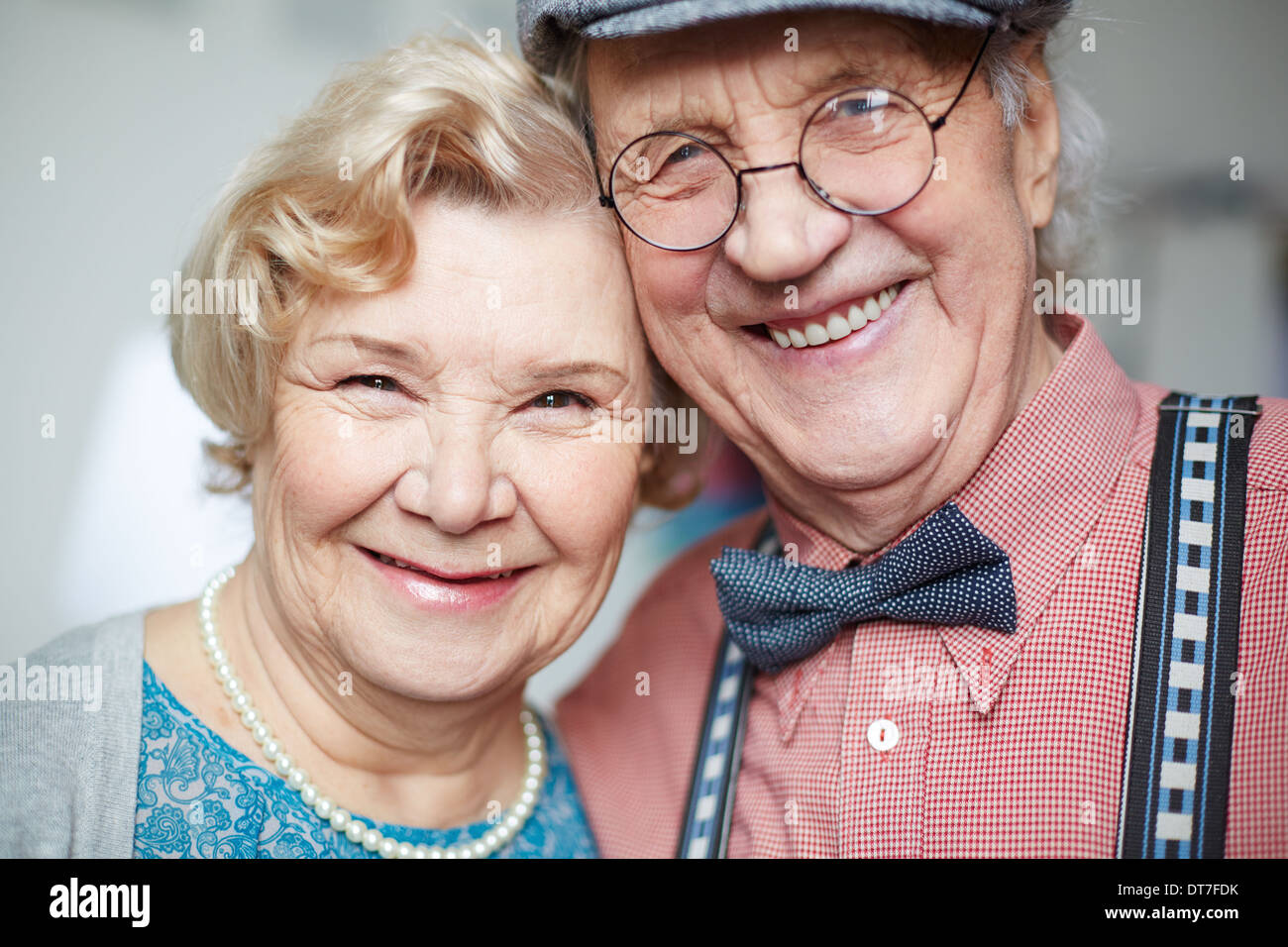 Libre de vêtements intelligents looking at camera Banque D'Images