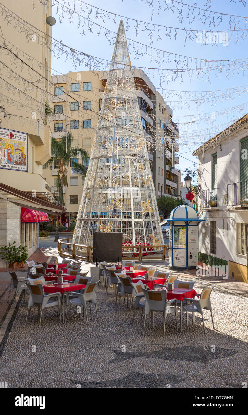 Décorations de Noël près d'un café en plein air dans la vieille ville de Marbella, Espagne Banque D'Images