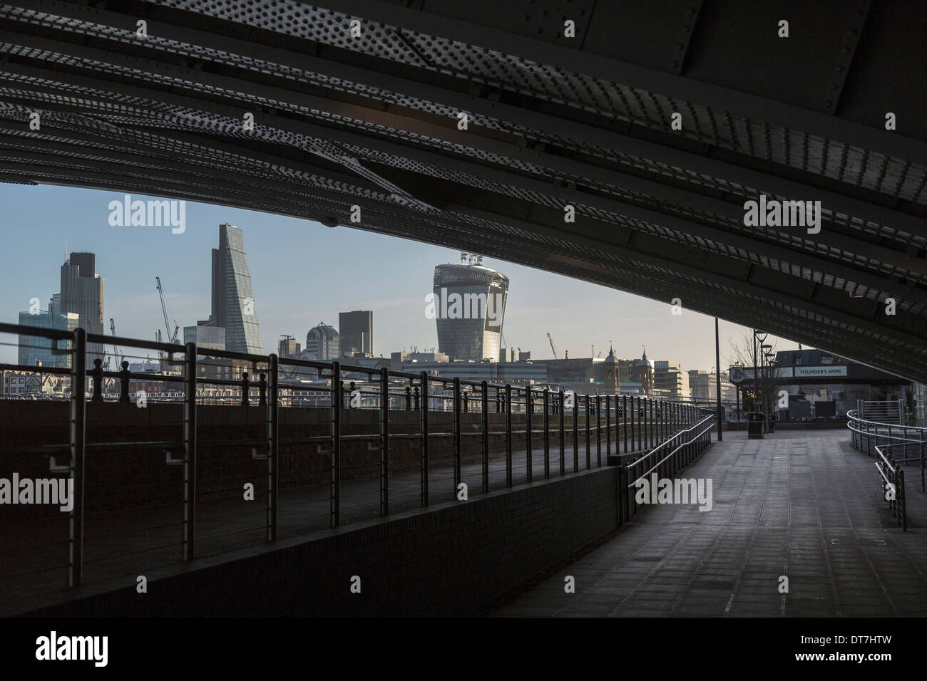 La ville de Londres Vue de dessous Blackfriars Bridge dans la lumière du soleil tôt le matin. Banque D'Images
