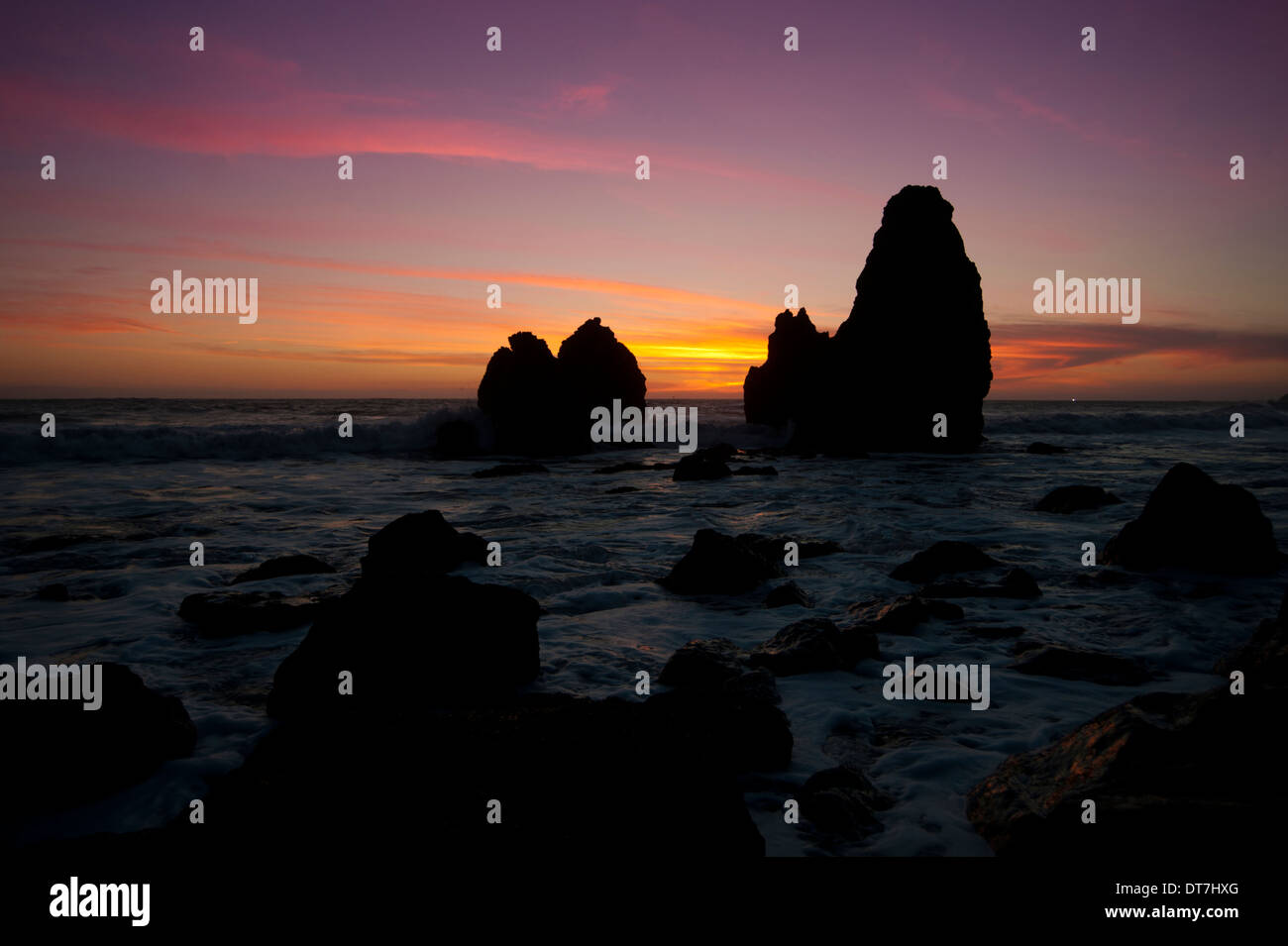 Une longue exposition crée floue ondes au coucher du soleil sur la plage de rodéo, Marin Headlands, Californie Banque D'Images