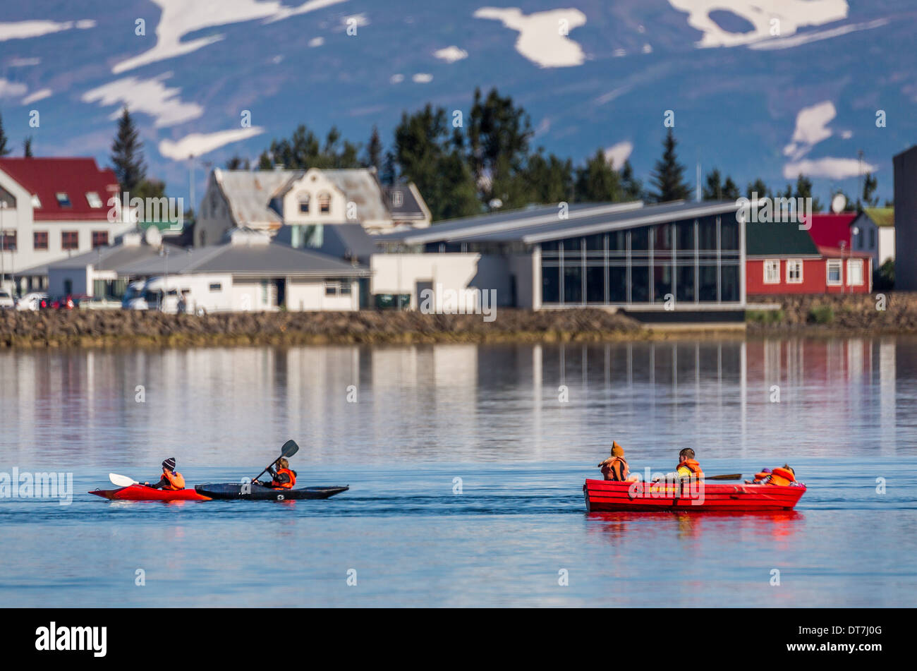 Les enfants en barque et kayaks, fjord Eyjafjordur, Akureyri, Islande Banque D'Images