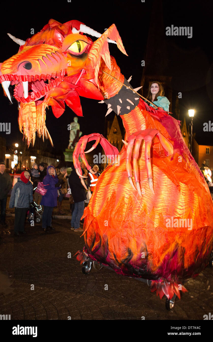 Big Burns Supper, Homecoming Carnaval dans les rues de Dumfries. Dragon de feu passant Robert Burns Statue Banque D'Images