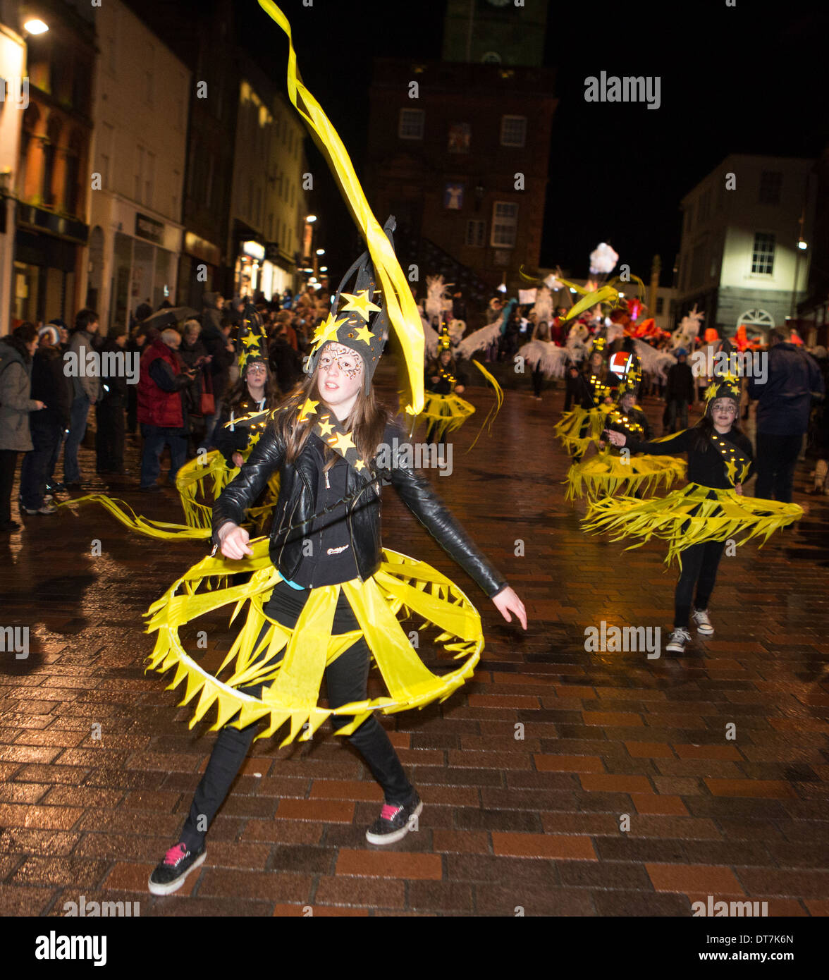 Big Burns Supper, Homecoming 2014 Carnaval à Dumfries groupes communautaires en costume d'effectuer la danse à travers les rues. Banque D'Images