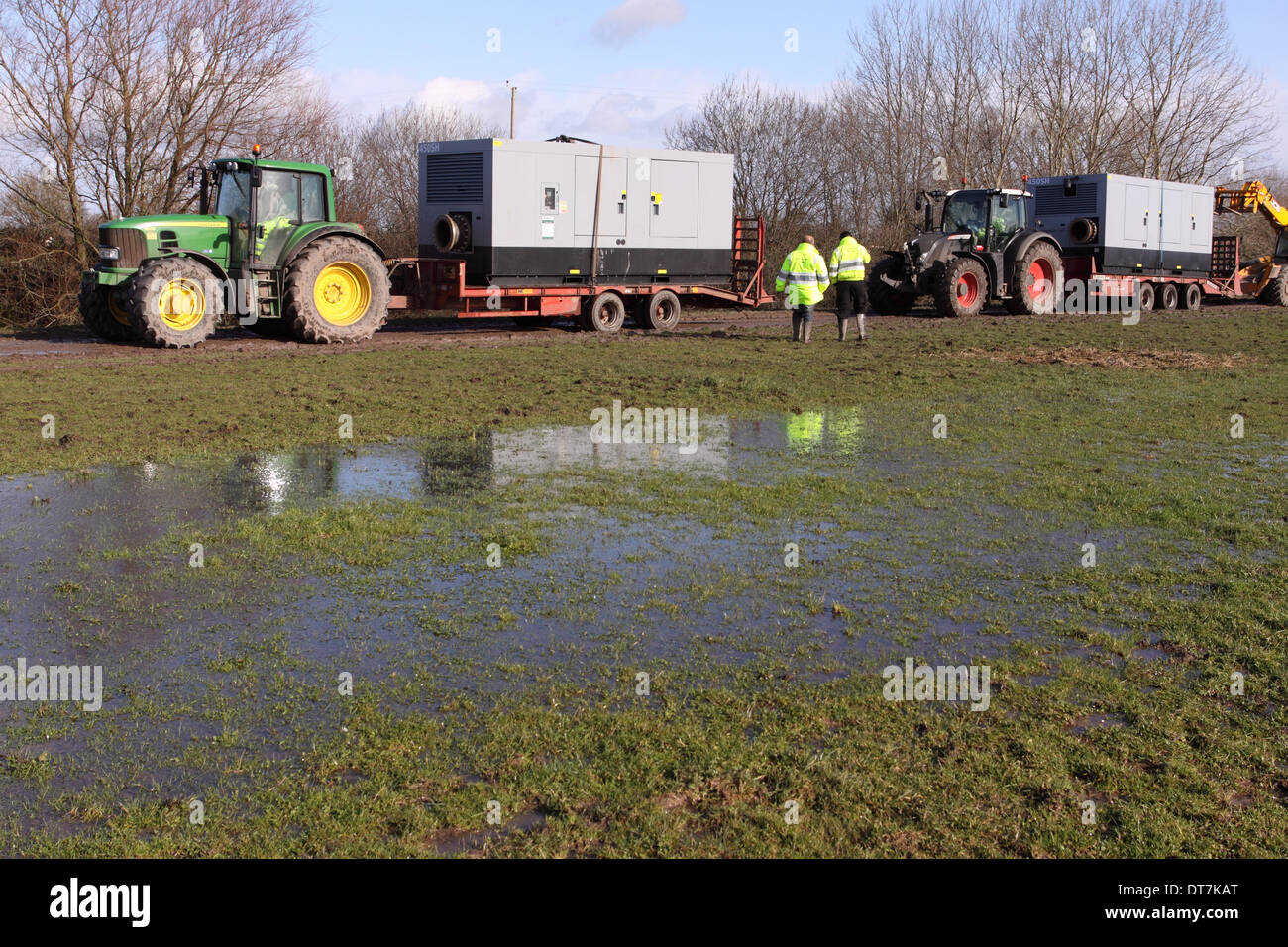 Station de pompage de la Lande, près de Burrowbridge, Somerset, Royaume-Uni - 11 février 2014. Le personnel de l'Agence de l'environnement le plan de déploiement de deux grandes pompes 450SH d'une ventouse pour pomper l'eau dans la rivière adjacente Parrett. Banque D'Images