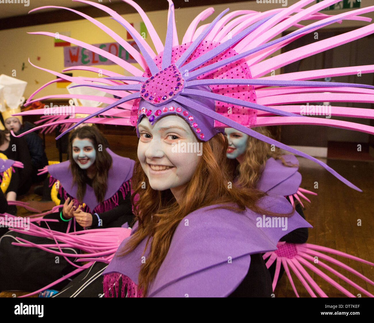 Big Burns Supper, Homecoming 2014 Carnaval à travers les rues de Dumfries. Les enfants déguisés attendre à la danse à travers la ville Banque D'Images