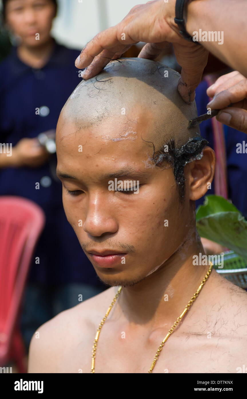 Lancer ayant sa tête rasée, avant d'être traités de Wat Hat Siao à être ordonnés moines novices, Elephant Retour Cérémonie d'Ordination (Buat Chang), si Sachanalai, Sukhothai, Thaïlande Banque D'Images