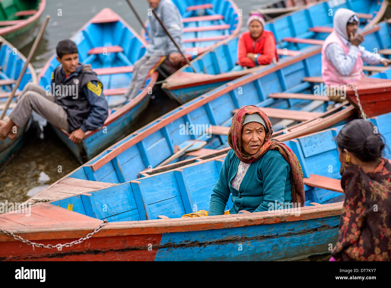 Sur le Lac Phewa Ferrymen dans Pokhara, Népal Banque D'Images