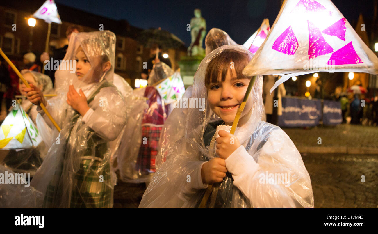 Big Burns Supper, Homecoming 2014 Carnaval à travers les rues de Dumfries, les enfants avec des lanternes en passant Robert Burns Statue Banque D'Images