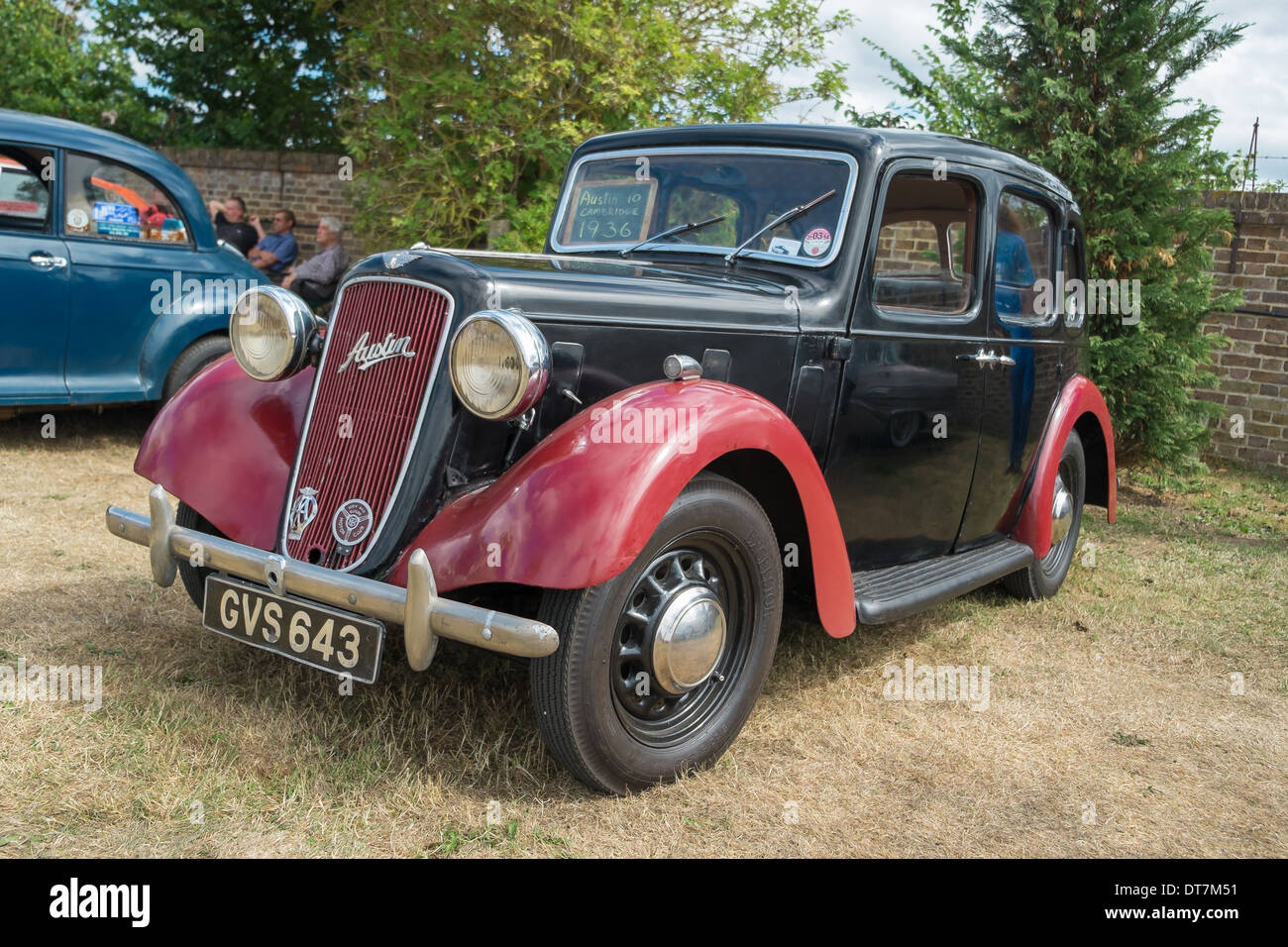 WINDSOR, Berkshire, UK- Août 4, 2013 : 1936 Noir et rouge Austin dix voiture de collection sur show à Windsor Farm Shop International Cla Banque D'Images