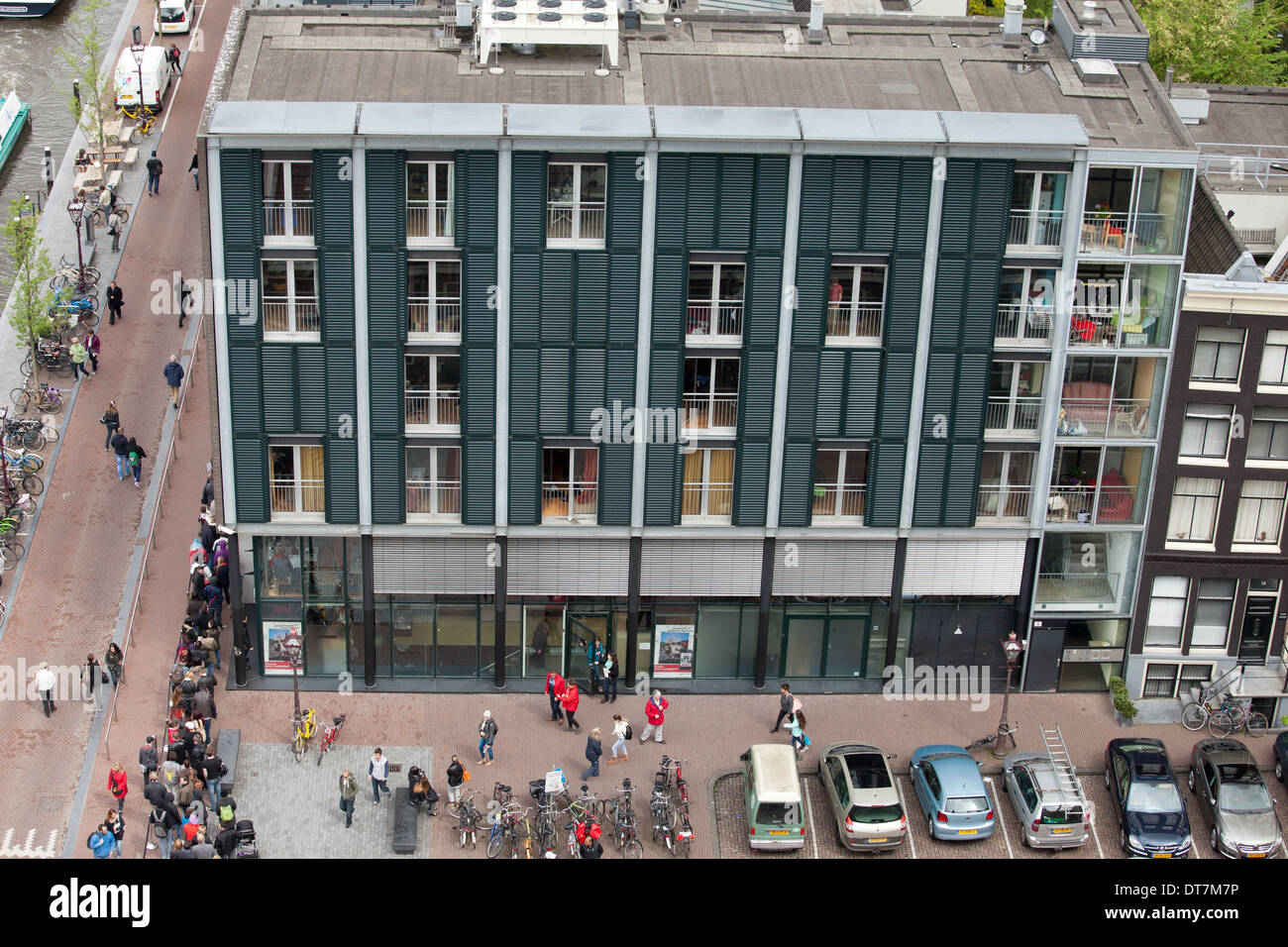 Les gens faisant la queue pour la maison d'Anne Frank musée sur Prinsengracht, Hollande, Pays-Bas. Banque D'Images