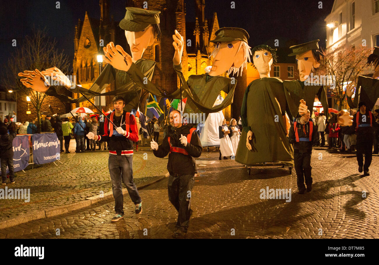 Big Burns Supper, Homecoming 2014 Carnaval à travers les rues de Dumfries. Soldat de la Première Guerre mondiale puppets Banque D'Images