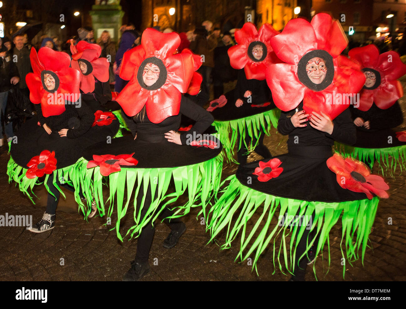 Big Burns Supper, Homecoming 2014 Carnaval à travers les rues de Dumfries, des danseurs en costume de coquelicots Banque D'Images