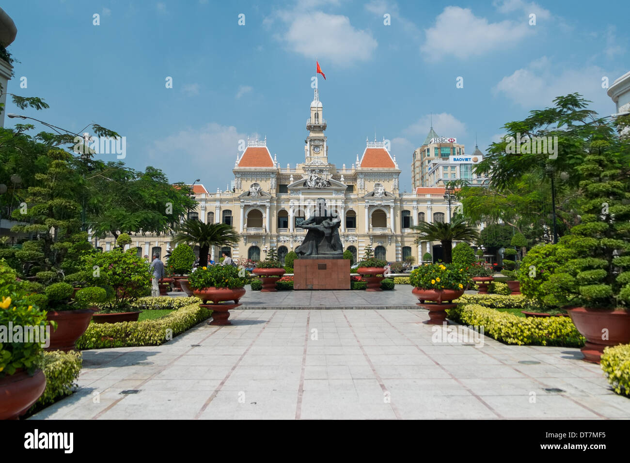 HO CHI MINH ville, VIETNAM - 24 janvier : Le Comité du peuple des capacités à Hochiminh ville avec Ho Chi Minhs statue devant. Dans Banque D'Images