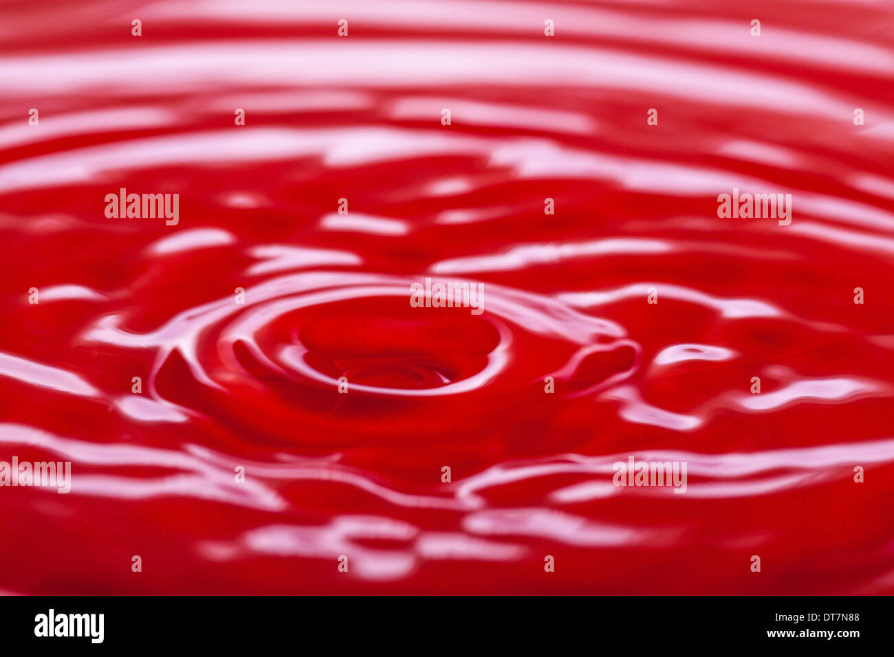 Photo de l'excitation de liquide rouge Banque D'Images