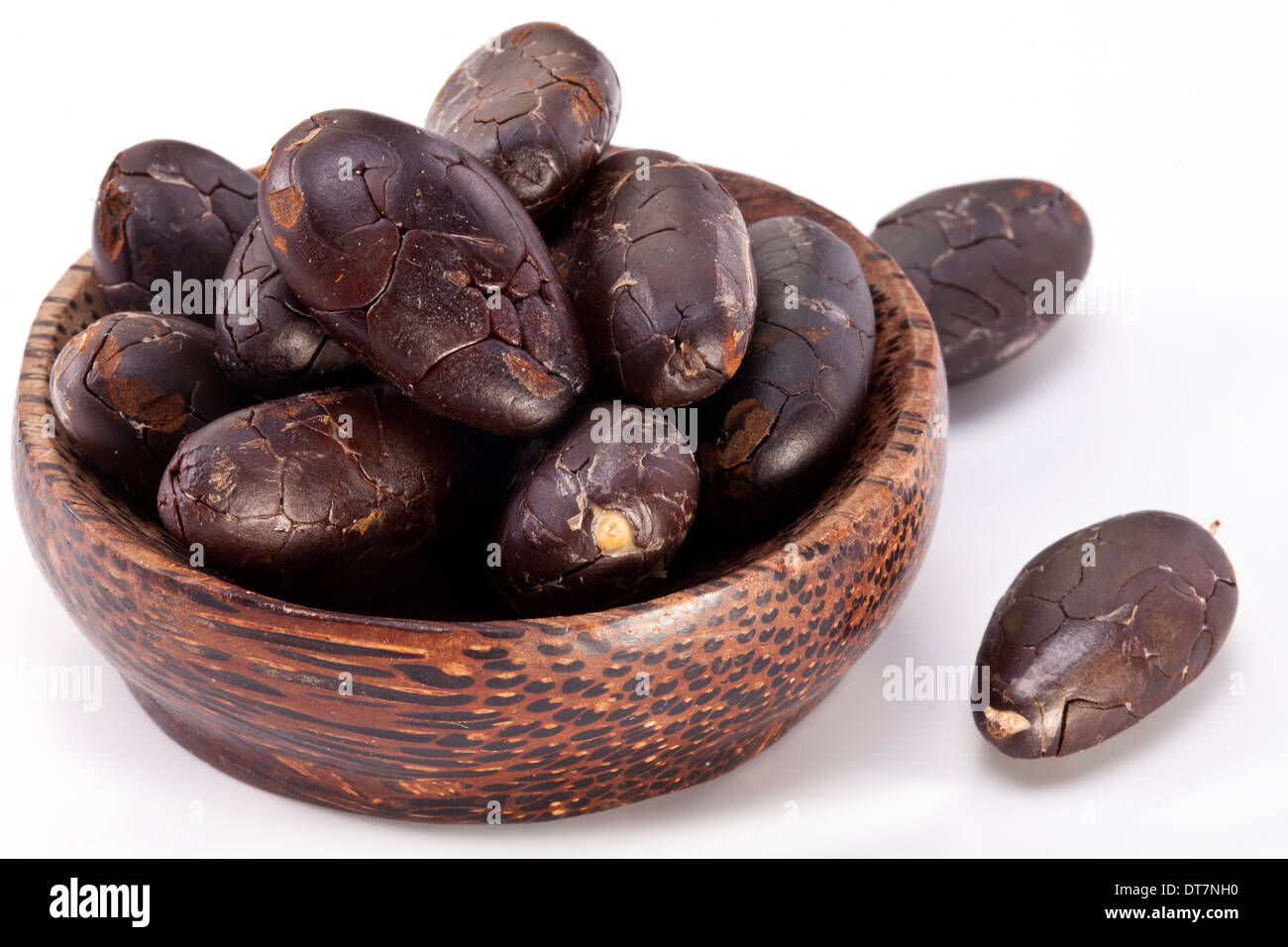 Les fèves de cacao sur un fond blanc. Banque D'Images
