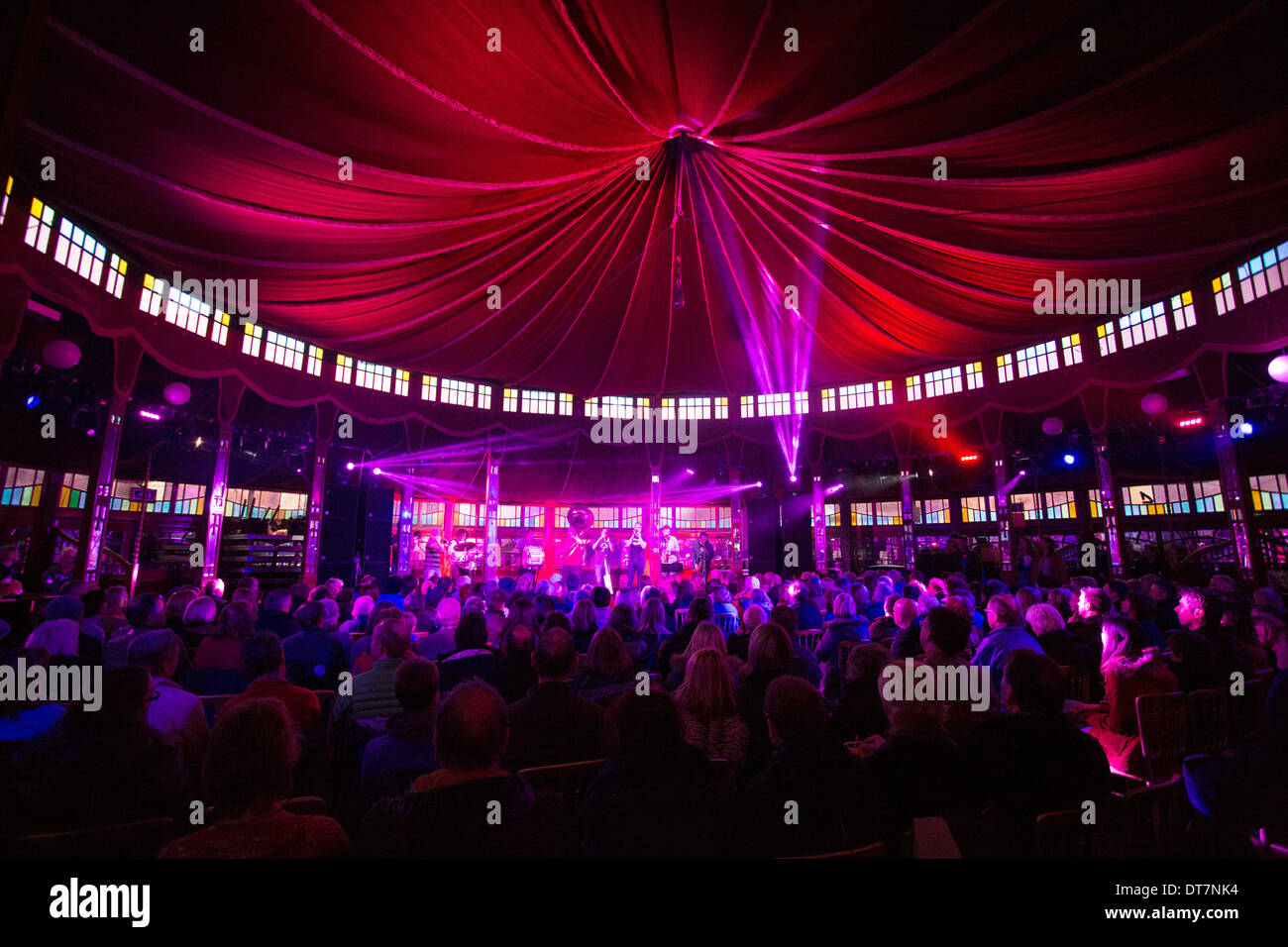 Big Burns Supper, Hackney Colliery Band 2014 jouer à l'intérieur de la Spiegeltent Banque D'Images