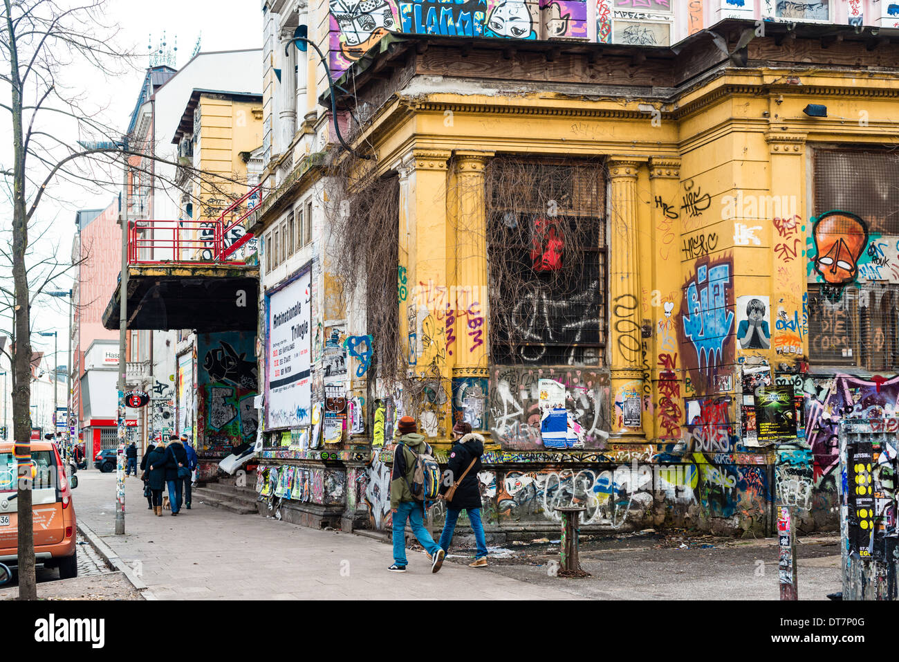 Hambourg, Allemagne - Février 8, 2014 : Les gens sont de passage la Rote Flora building, un ancien cinéma qui s'est occupé d'autonome Banque D'Images