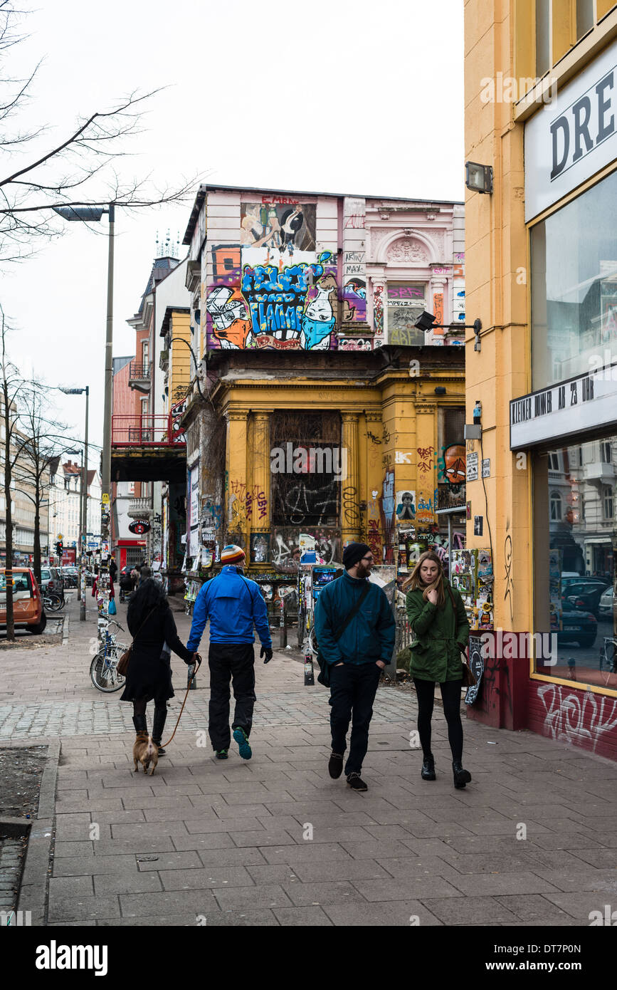 Hambourg, Allemagne - Février 8, 2014 : Les gens sont de passage la Rote Flora building, un ancien cinéma qui s'est occupé d'autonome Banque D'Images