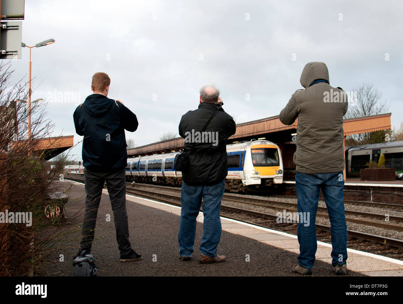 Amateurs de chemin de fer photographier un Chiltern Railways train diesel, Leamington Spa, Royaume-Uni Banque D'Images