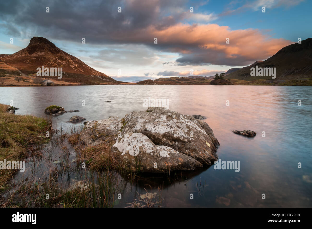 La dernière des captures au coucher du soleil les nuages au-dessus de Cregennan Lake dans le Nord du Pays de Galles. Banque D'Images