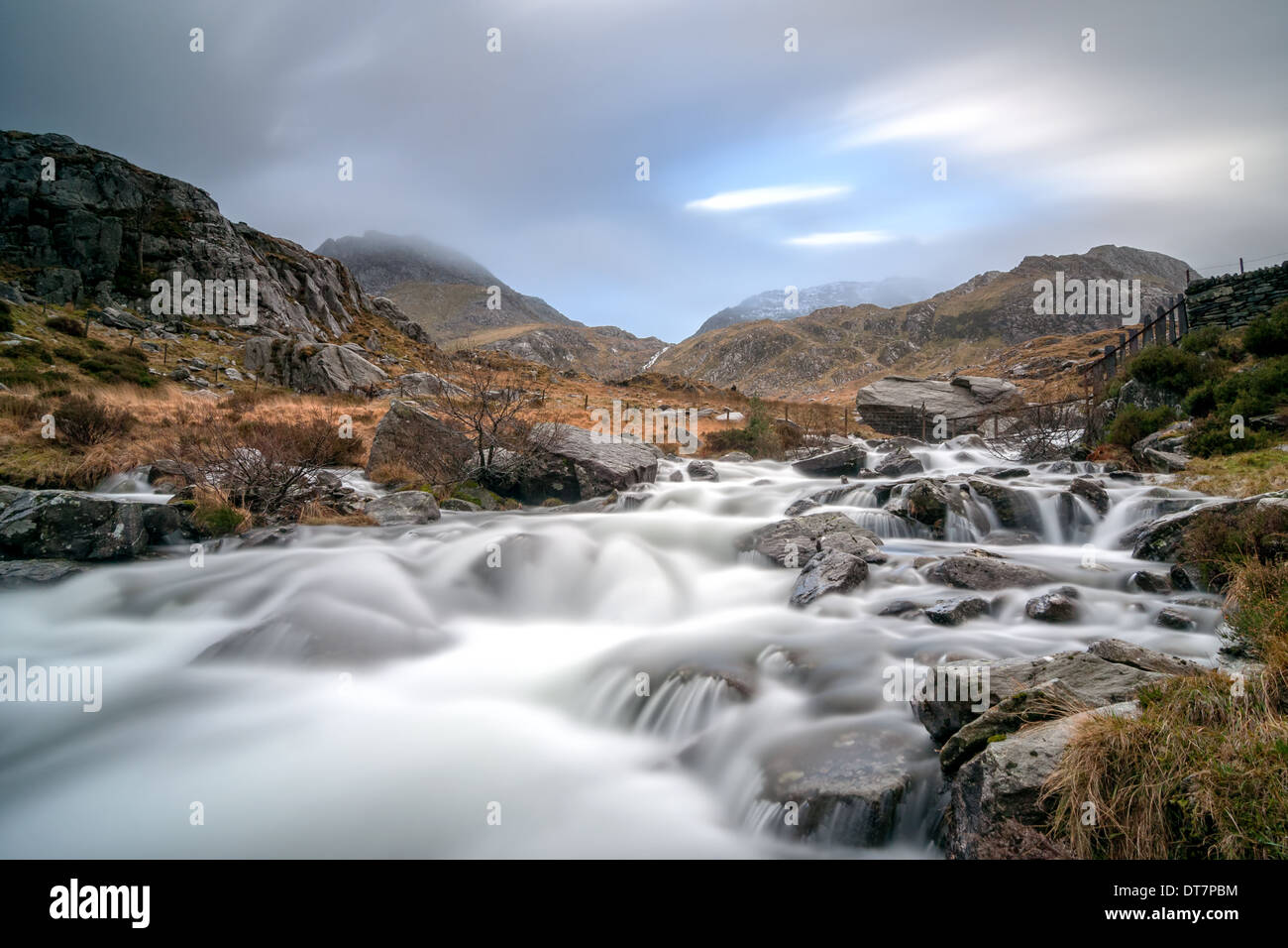 L'eau s'écoule vers le bas à partir de Llyn Cwm Idwal comme Idwal Tryfan et lever haut dans l'arrière-plan. Banque D'Images