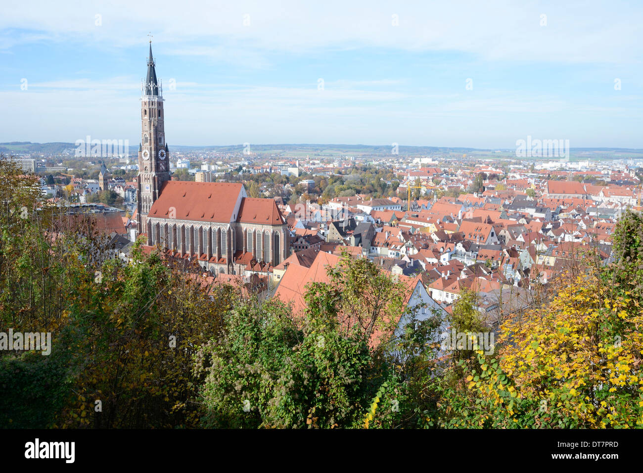 Vue sur la ville de Landshut avec la basilique Saint Martin, qui a la plus haute tour du monde de clinker. Banque D'Images