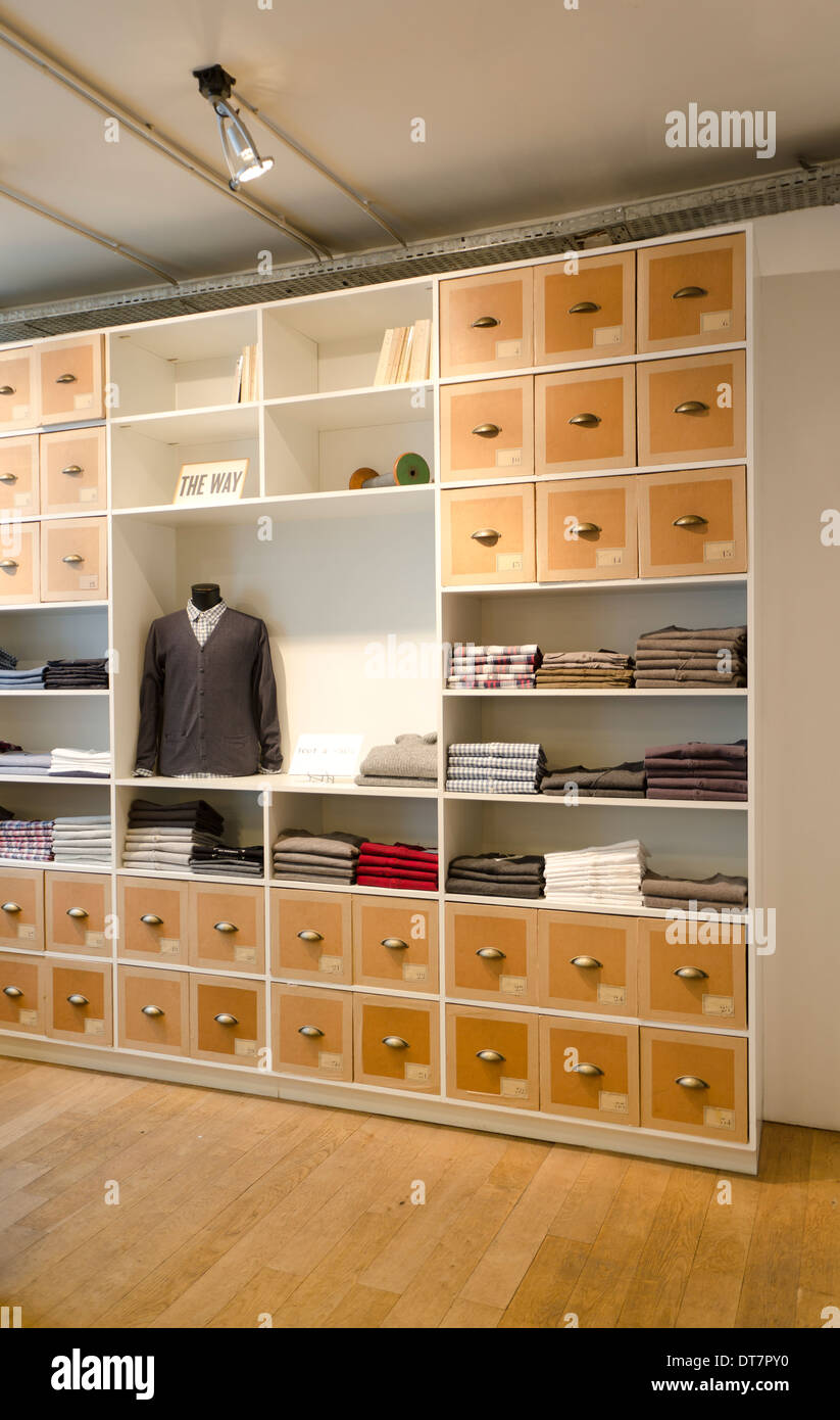 Boutique Loft hommes et femmes magasin de vêtements intérieur avec shirts sur l'écran, Paris, France. Banque D'Images