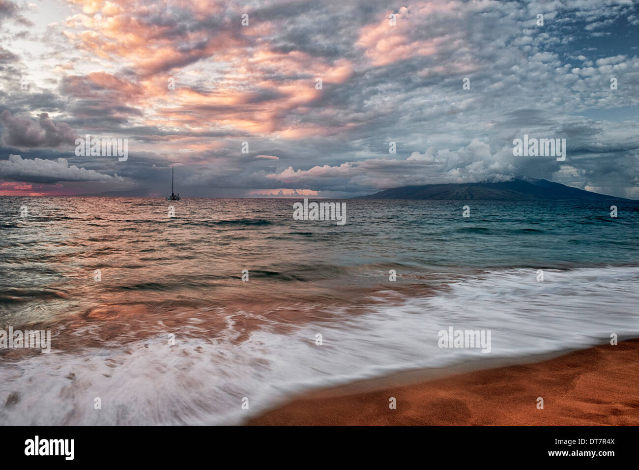 Makena Beach view de spectaculaires formations de nuages au coucher du soleil sur l'île de Maui. Banque D'Images