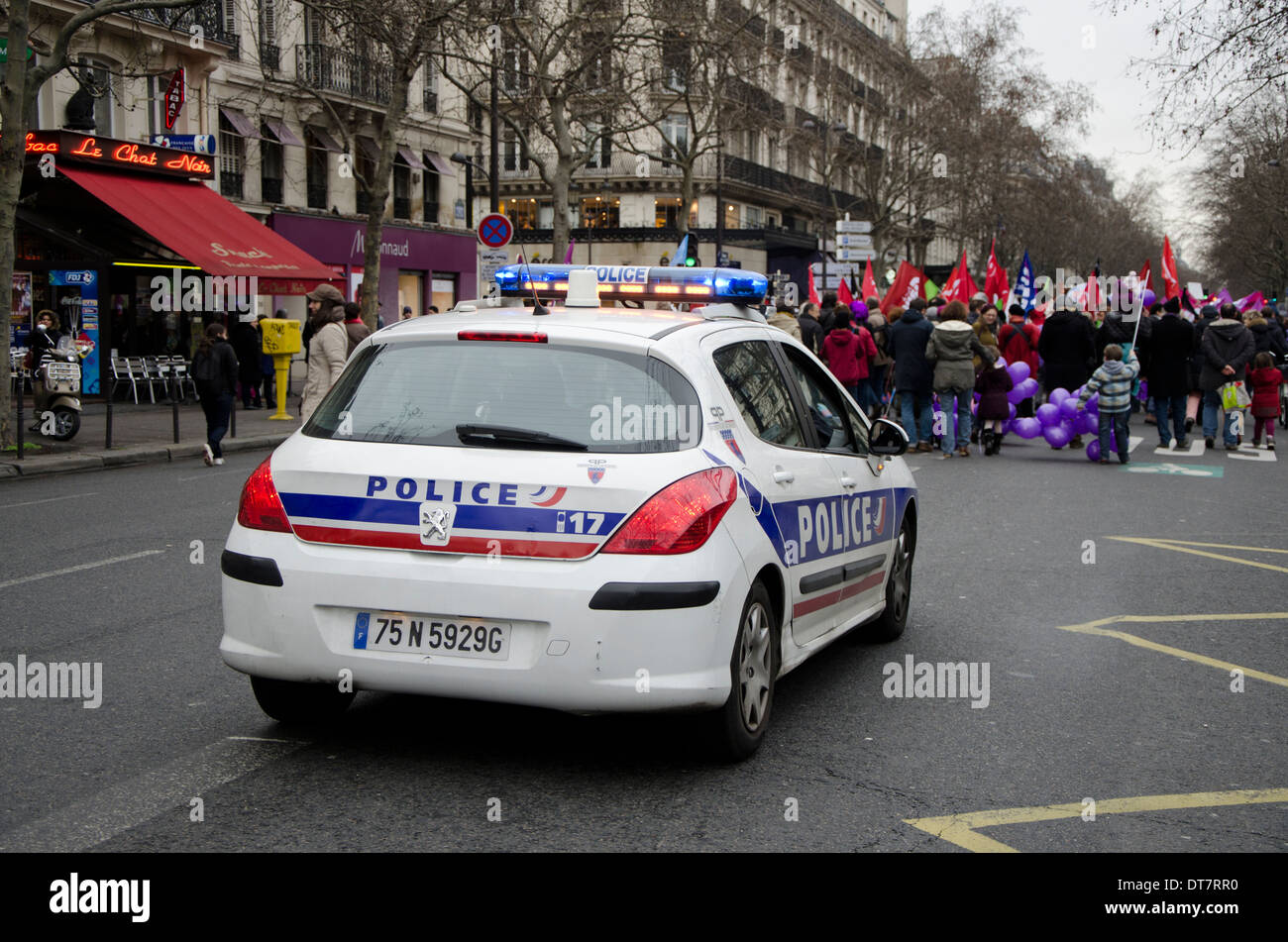 Voiture de police française à la manifestation à Paris contre la fermeture de la maternité Des Lilas (banlieue de Paris). La France. Banque D'Images