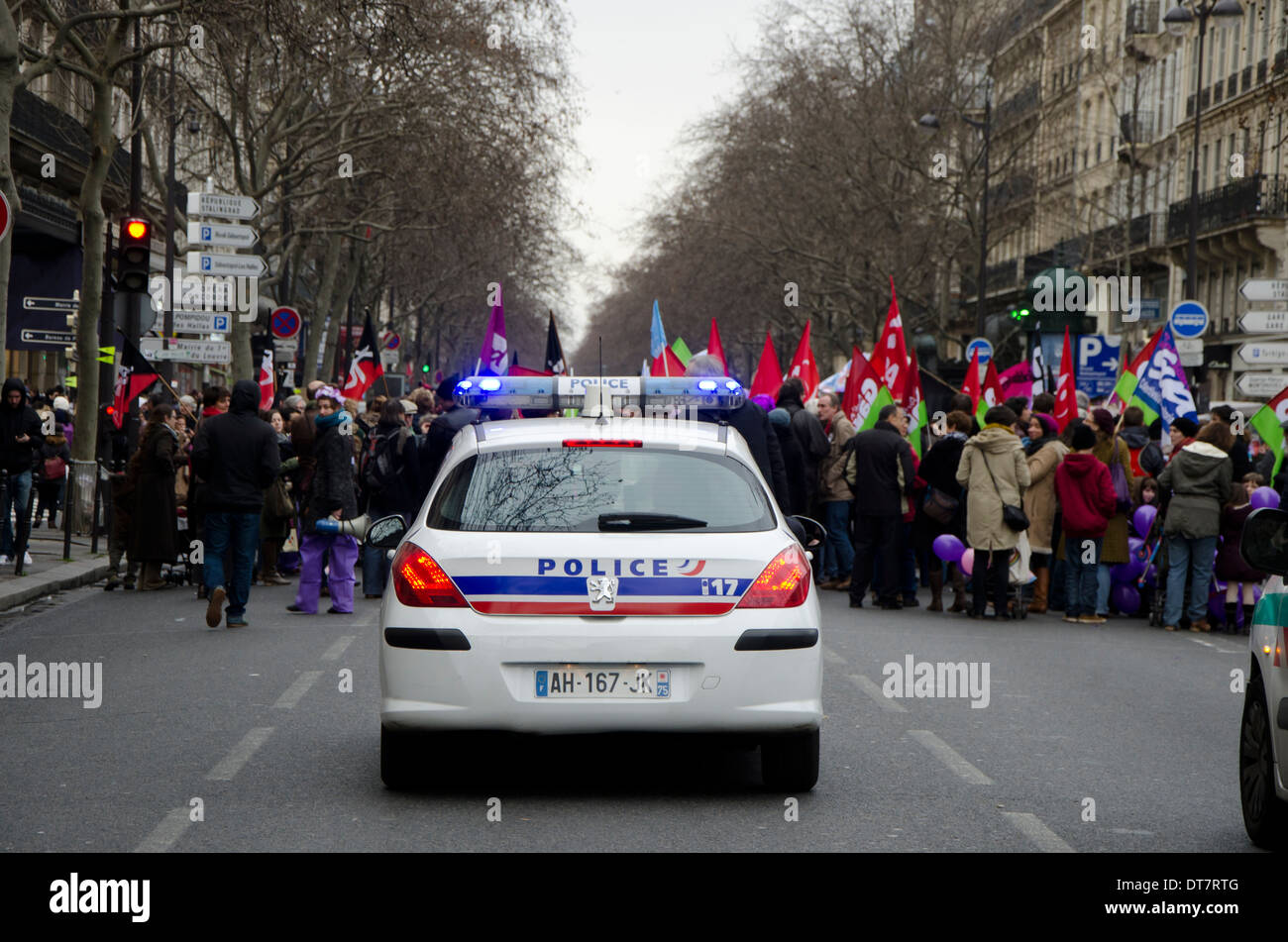 Voiture de police française à la manifestation à Paris contre la fermeture de la maternité Des Lilas (banlieue de Paris). La France. Banque D'Images
